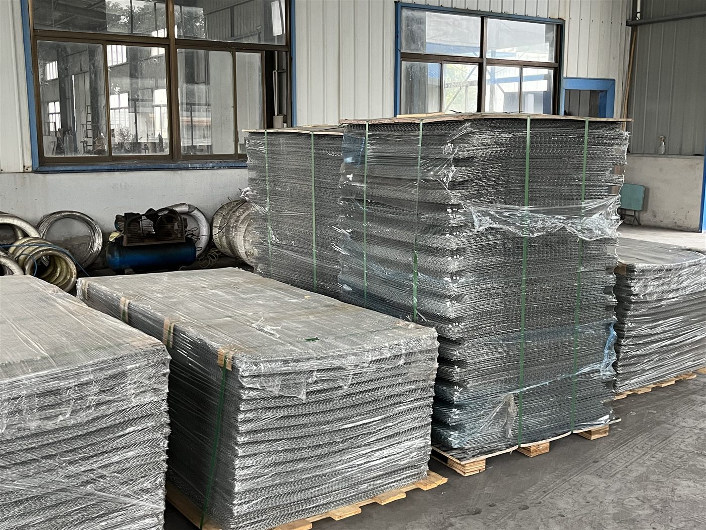 Packed conveyor belt products on pallets